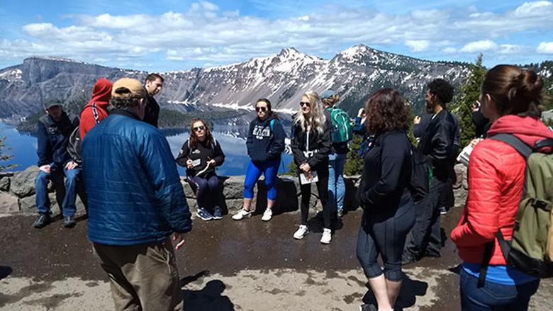 欧博体育官网的本科生前往火山口湖作为三个学期研究经历的一部分